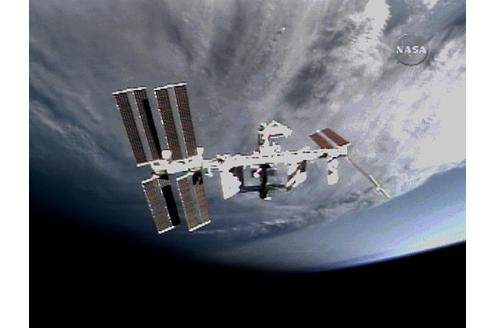 In den Jahren war die Atlantis zu vielen Missionen gestartet: Hier bei der internationalen Raumstation ISS in 2006, ...