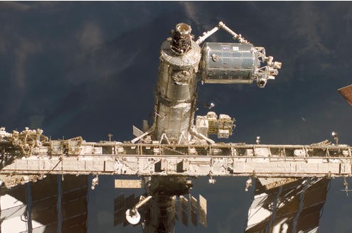 2008 bringt die Atlantis das European Columbus laboratory (oben rechts) zur ISS.