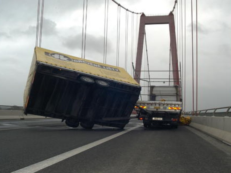 Orkan Kirsten führte zu Brückensperrungen in Emmerich und Rees Rheinbrücke Emmerich - Kleve nach Unfall stundenlang gesperrt. Emmerich 12.3.2008 Foto Dirk Schuster