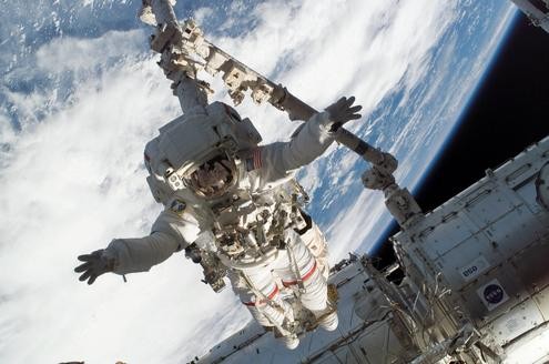 2008 montiert Astronaut Rick Linnehan den kanadischen Roboter Dextre an die ISS.
