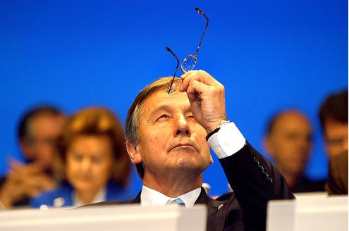 1995 wird Clement Wirtschaft- und Verkehrsminister in NRW. Er liefert sich heftige Auseinandersetzungen mit Umweltministerin Höhn (Grüne) um den Braunkohlentagebau Garzweiler II.