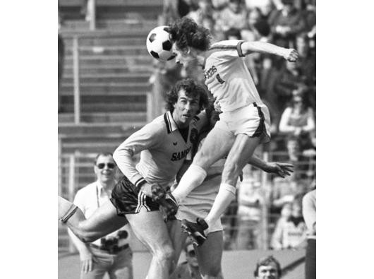 M.-Gladbach gegen Borussia Dortmund 12:0 Simonsen köpft Theis BVB schaut zu. 29.4.1978 Foto Bodo GOEKE