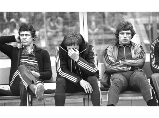 Versteinerte Mienen bei Trainer Otto Rehhagel (links) sowie den BVB-Spielern Klaus Ackermann und Horst Bertram. Foto Bodo GOEKE