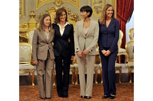 Politische Kreise zogen Berlusconis Affären, als ihm Kritiker Befangenheit bei der Auswahl einiger Ministerinnen vorwarf. Er habe mehr auf das Äußere der Damen denn auf ihre Qualitäten geachtet.