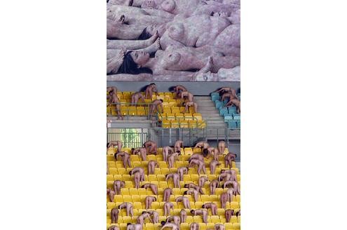 Vor der Fußball-EM 2008 wollte Tunick genau 2008 nackte Menschen im Wiener Ernst-Happel-Stadion fotografieren. 