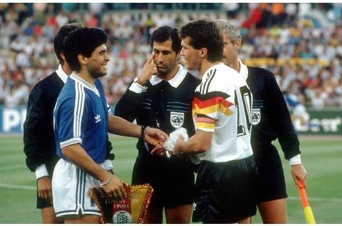 Die Kapitäne im Endspiel: Matthäus und Diego Maradona (l.).