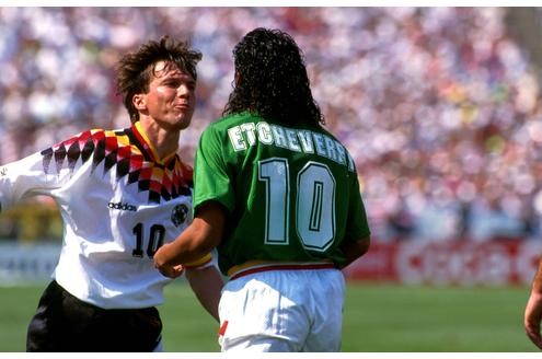 Matthäus setzte seine Laufbahn in der Nationalmannschaft fort und trug auch bei der WM 1994 das DFB-Trikot. Hier geigt er Marco Etcheverry (Bolivien) die Meinung.