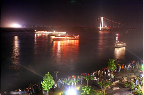 Probebeleuchtung Brücke Rheinbrücke Beleuchtung über dem Rhein bei Emmerich beim Feuerwerk Höhenfeuerwerk auf dem Rhein vor der Rheinpromenade Stadtfest Emmerich Jubiläum Stadtjubiläum 775 Jahre Freitag / Samstag 30./31. Mai 2008 Foto: Johannes Kruck