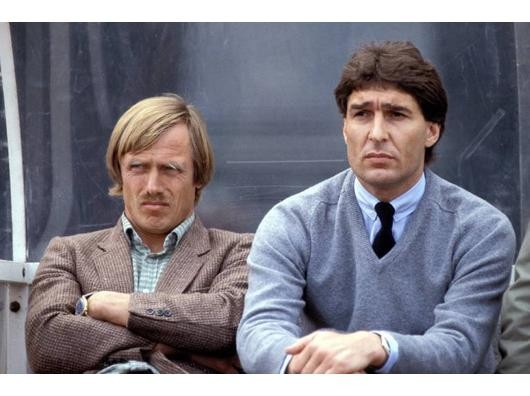 Zwei Ex-Dortmunder auf der Schalker Trainerbank: Trainer Siggi Held (links) und Manager Rudi Assauer. Foto: Imago