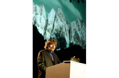 Heute geht der Extremsportler zwar immer noch Wandern, hält aber auch viele Fachvorträge und schreibt Bücher. Außerdem engagiert er sich als Politiker der Südtiroler Grünen. Von 1999 bis 2004 vertrat er die italienischen Grünen im Europäischen Parlament.