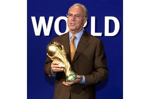 Franz Beckenbauer hat sich mal wieder den WM-Pokal geschnappt: Der Die Lichtgestalt des deutschen Fußballs hat es geschafft, die Weltmeisterschaft 2006 nach Deutschland zu holen.