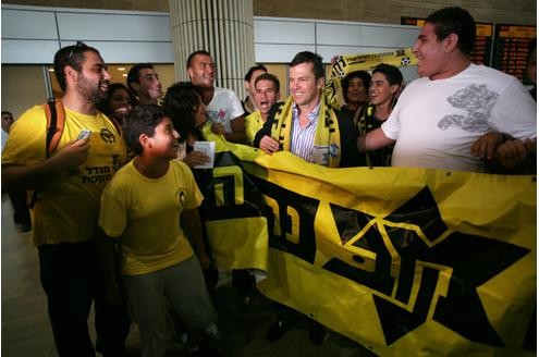 Seine bisher letzte Station als Vereinstrainer: Maccabi Netanya in Israel. Von Maccabi-Fans wurde er am Flughafen Ben Gurion am 1. Juli 2008 empfangen.