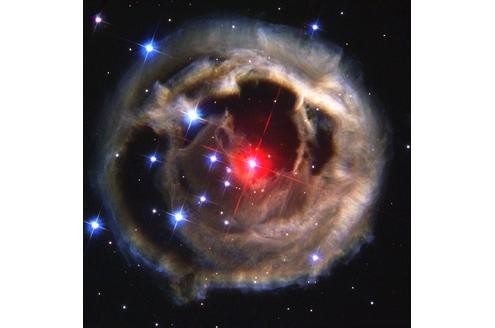 Ein Stern und das ihn umgebende Licht-Echo - so lautet die prosaische Beschreibung dieses Bildes. Doch Bezeichnung hin oder her, das Bild ist mehr als sehenswert.
Bild: Nasa