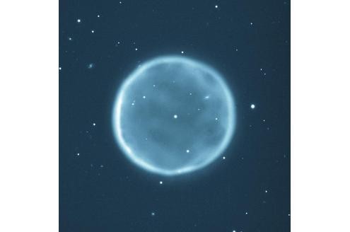Abell 39 hat einen Durchmesser von sechs Lichtjahren und ist damit eines der größten kugelförmigen Gebilde in unserer Galaxie. 
Bild: Nasa