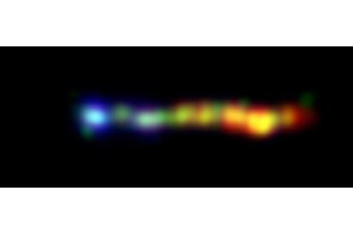 Aus einem Quasar - einem besonders starken Schwarzen Loch - trat dieser Strom an Partikeln aus, der zur besseren Illustration eingefärbt wurde. 
Bild: Nasa