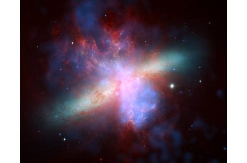 Um das farbenprächtige Bild der Galaxie M82 aufzunehmen, mussten die drei Nasa-Teleskope Spitzer, Hubble und Chandra gemeinsam eingesetzt werden.
Bild: Nasa
