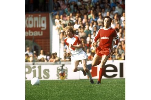 Franz Beckenbauer im Duell mit Manfred Burgsmüller. Beide spielten eine tragende Rolle beim legendären 3:3 zwischen RW Essen und Bayern München in der Saison 1975/76. Burgsmüller sorgt mit zwei Toren für das 2:0 von RWE, der Kaiser setzt den Schlusspunkt zum 3:3.