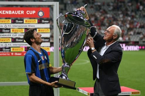 2008 gewinnen die Italiener wieder einen Pokal - den Franz-Beckenbauer-Cup, überreicht von ihm höchst selbst.