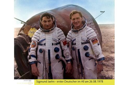 August 1978, Russland/DDR: Sigmund Jähn (r.) startet mit Sojus 31 als erster Deutscher ins All. Der Pilot der NVA-Luftwaffe war im sowjetischen Kosmonauten-Aausbildungszentrum Juri Gagarin vorbereitet worden. Er flog mit Walerij Bykowskij zur Raumstation Salut 6.