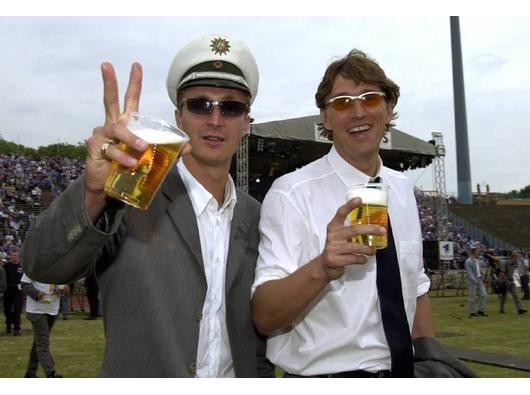 Ein Bild aus dem Jahre 2001: Die Pokalsieger Tomasz Hajto (li.) und Co-Trainer Holger Gehrke (beide Schalke) gönnen sich ein Bier.