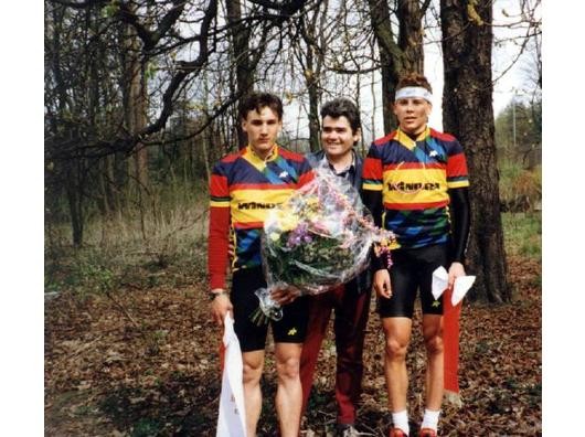 Jan Ullrich (re.) mit seinem Trainer Peter Becker nach einem Radrennen im Berliner Grunewald 1991. Foto: Imago