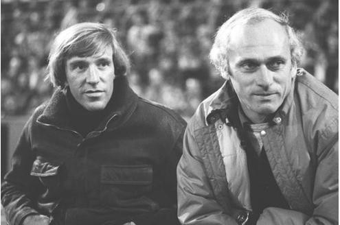 Ein Bild aus dem Jahre 1977: Günter Netzer sitzt mit seinem Trainer Udo Lattek auf der Bank. Ob von dieser Zeit auch in Netzers 2004 veröffentlichter Autobiographie Aus der Tiefe des Raumes erzählt wird?
