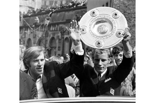 Netzer, der hier den Fans winkt, nachdem Mönchengladbach im Jahre 1970 Deutscher Meister geworden ist, betrieb von 1971 bis 1973 die Diskothek Lovers Lane in Mönchengladbach.