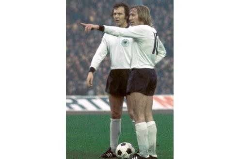 Franz Beckenbauer (li.) und Günther Netzer (beide BR Deutschland) beim Freistoß während eines Länderspiels im Jahre 1975.
