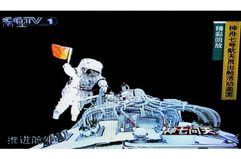 2008, China: Auch die Chinesen fliegen ins All - hier Zhai Zhigang mit einer chinesischen Flagge am Raumschiff Shenzhou VII 343 Kilometer über der Erde.