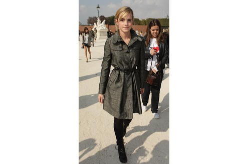 Emma Watson besucht die Christian Dior fashion show in Paris.