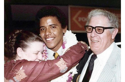 ...Obama mit seinen Großeltern mütterlicherseits, Stanley und Madelyn Dunham, bei seinem Highschool-Abschluss 1979.