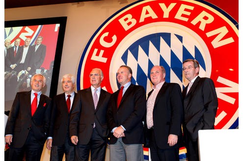 Treffen der Bayern-Oberen im November 2007: (von links) Bernd Rauch, Dr. Fritz Scherer, Franz Beckenbauer, Karl-Heinz Rummenigge, Uli Hoeneß and Karl Hopfner. Hoeneß hat sich oft geärgert über Beckenbauers Kolumnen.