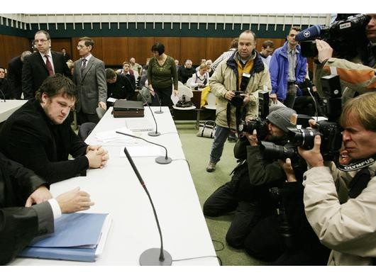 Doch auch dunkle Tage mischten sich in das Jahr 2008: Hier wartet der Gewichtheber im Amtsgericht in Heidelberg auf den Beginn des Prozesses um den Unfalltod seiner Frau. Angeklagt war ein 57-jähriger Mann.