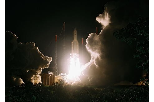 2008, Europa: Was den USA die NASA ist, ist Europa die ESA. Hier startet gerade die Ariane vom Kourou-Weltraumbahnhof in Französisch Guyana ins All. Dort soll der Kommunikations-Sattelit Eutelsat ausgesetzt werden.