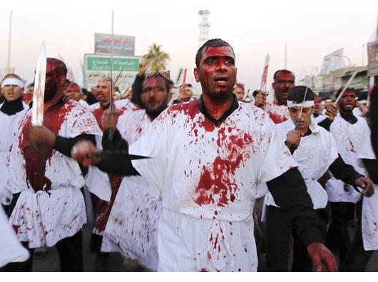 Schiitische Muslime geißeln sich mit Ketten und verletzen sich beim Aschura-Fest, um an die Leiden des Imams Hussein zu erinnern. Foto: AP