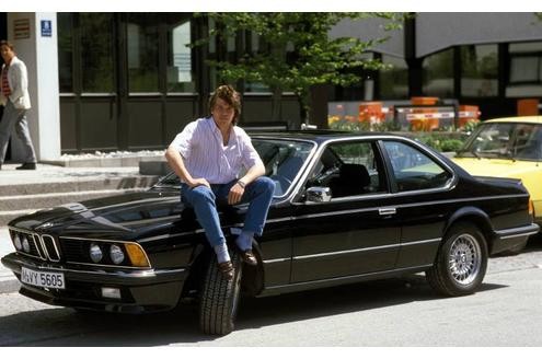 ... und 1985 auf der Motorhaube seines 6er BMWs.