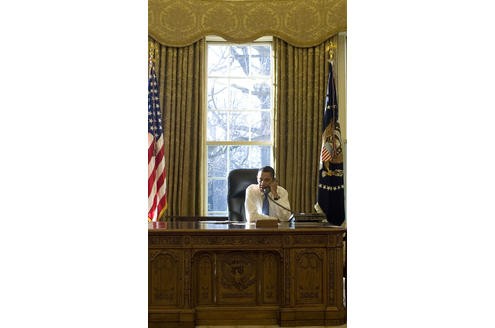 Der neue Arbeitsplatz. Am 21. Januar 2009 hatte der 44. Präsident der Vereinigten Staaten  seinen ersten Arbeitstag im Oval Office.