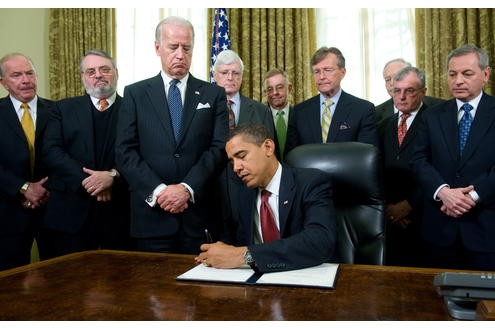Bereits an seinem zweiten Tag im Präsidenten-Amt unterschrieb Barack Obama eine Verfügung zur Schließung des Gefängnisses in Guantanamo auf Kuba.