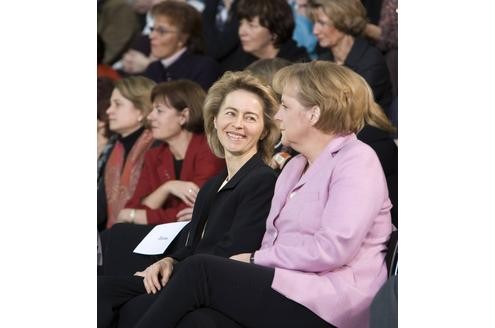 Als Bundesfamilienministerin wurde Ursula von der Leyen am 22. November 2005 ins Kabinett von Bundeskanzlerin Angela Merkel berufen.