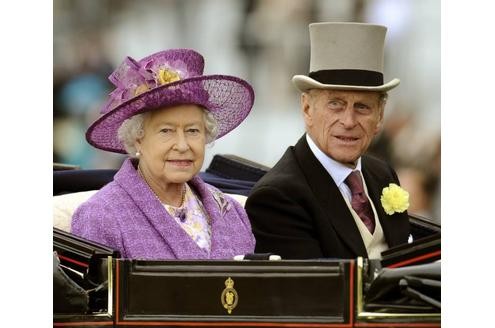 Seit mehr als 60 Jahren an ihrer Seite: Ehemann Philip. Seit 1947 ist der heutige Herzog von Edinburgh mit Elizabeth verheiratet. Erst Anfang der Woche knackte er außerdem den Rekord als dienstältester Prinzgemahl in der Geschichte des Königshauses.