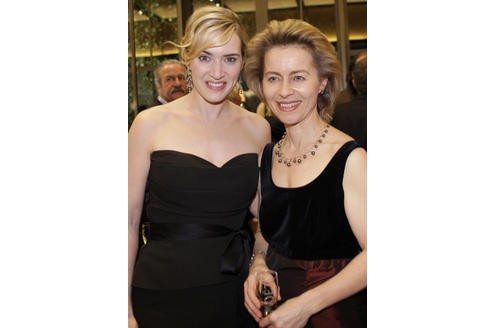 Seite an Seite mit der britischen Schauspielerin Kate Winslet zeigte sich Ursula von der Leyen auf der Premierenparty des Films Der Vorleser.