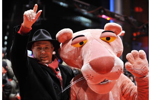 Festivaldirektor Dieter Kosslick mit dem rosaroten Panther auf der Berlinale.