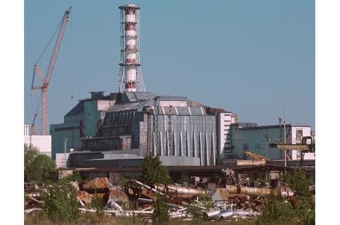 Der Unglücksreaktor in Tschernobyl. 
Obwohl in der weit entfernten Urkaine gelegen, hatte der GAU vom 26.04.1986 Auswirkungen bis nach Deutschland. Selbst heute müssen in Bayern erlegte Wildschweine auf Radioaktivität geprüft werden, weil sie Pilze fressen, die radioaktives Cäsium aus dem Boden anreichern.
1986 bewirkte der Unfall eine Zäsur in der Atompolitik. 
Foto: ddp
