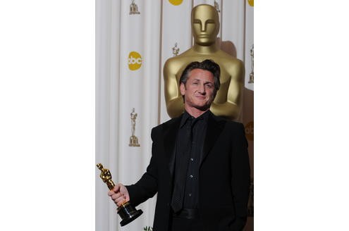 Außerdem erhielt der Schauspieler den silbernen Bären und den Clotrudis Award für seine schauspielerischen Leistungen.