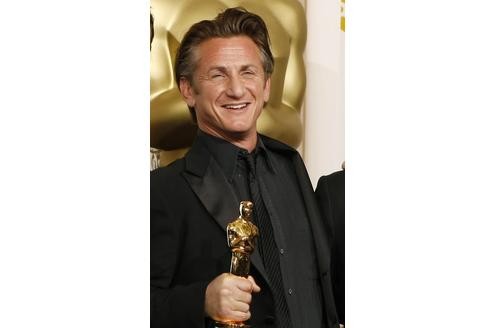 ... gegen die Filmindustrie blieb der Schauspieler der Oscar-Verleihung lange fern. Erst 2004 ...