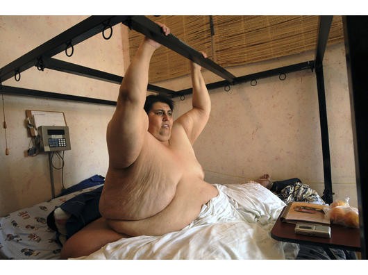 Manuel Uribe trainiert im Bett, das er aufgrund seine Körpergewichts nicht verlassen kann. Foto: ap