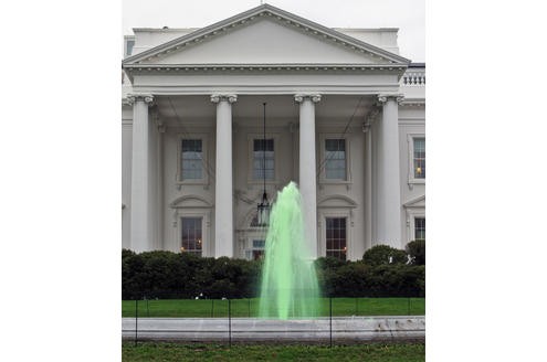 Am St. Patrick's Day sprudelte im Brunnen vor dem Weißen Haus grünes Wasser ...