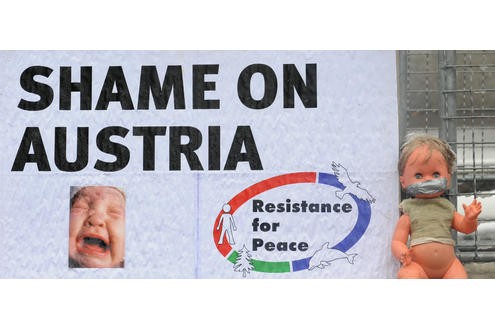 Schäm dich, Österreich!, hatten Demonstranten vor dem Gericht auf ein Plakat geschrieben.
