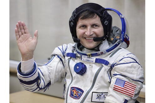 Als erster Weltraumtourist ist der US-Millionär Charles Simonyi zum zweiten Mal ins All gestartet. Für den zwölftägigen Weltraumflug mit der russischen Sojus-Rakete bezahlt der 60-Jährige rund 26 Millionen Euro.
