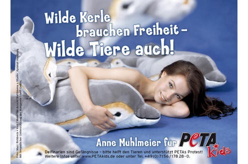 Schauspielerin und Model Anne Mühlmeier bekannt aus Die Wilden Kerle will Delfine lieber in Freiheit als in Delfinarien sehen.

© Marc Rehbeck/Peta
